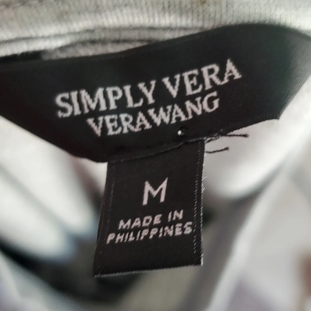 EUC! Simply Vera Wang raised rose tshirt - Picture 8 of 9